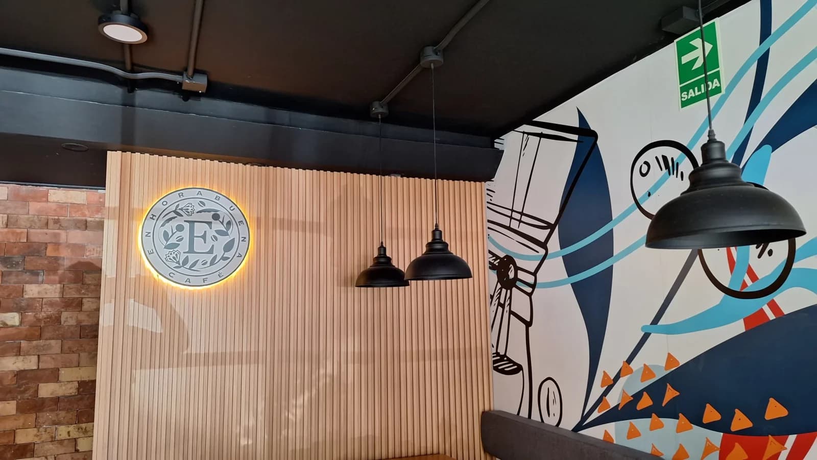 Letrero circular retroiluminado en una cafetería, proyecto de Grupo IMCESA