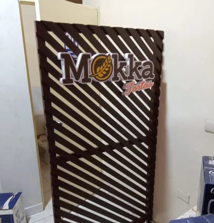 Letrero Mokka sobre un panel de listones oscuros