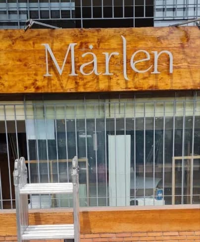 Letras metálicas de Marlen instaladas en una fachada comercial