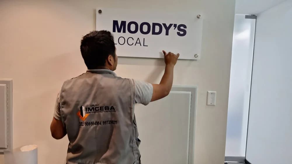 Personal de IMCESA instalando el letrero de Moody’s Local