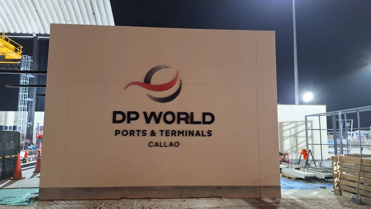 Letrero DP World Ports & Terminals Callao instalado en la fachada del edificio