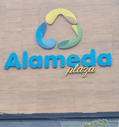 Letrero Alameda Plaza instalado en una fachada comercial