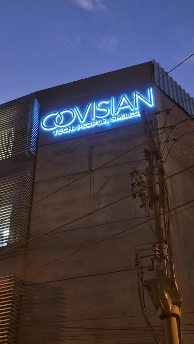 Letrero Ovisian con iluminación azul de noche