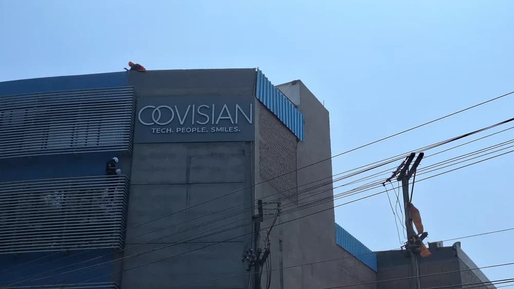 Letrero Ovisian en la fachada del edificio fotografiado de día