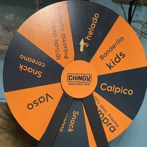 Ruleta naranja y negra con premios como helado y banderilla