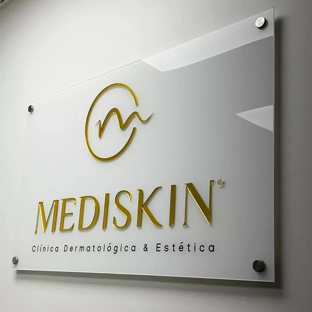 Letrero Mediskin sobre una placa clara en una pared interior