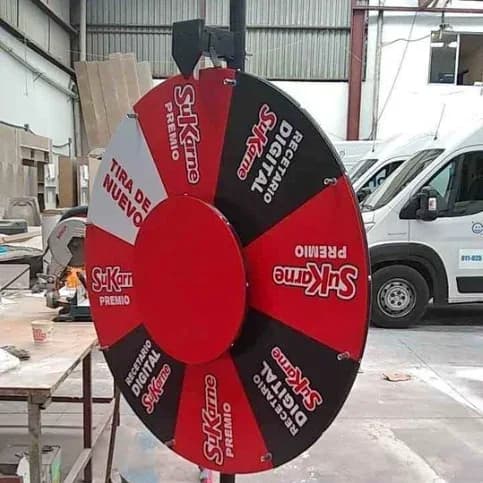Ruleta publicitaria roja y negra con casillas de premios